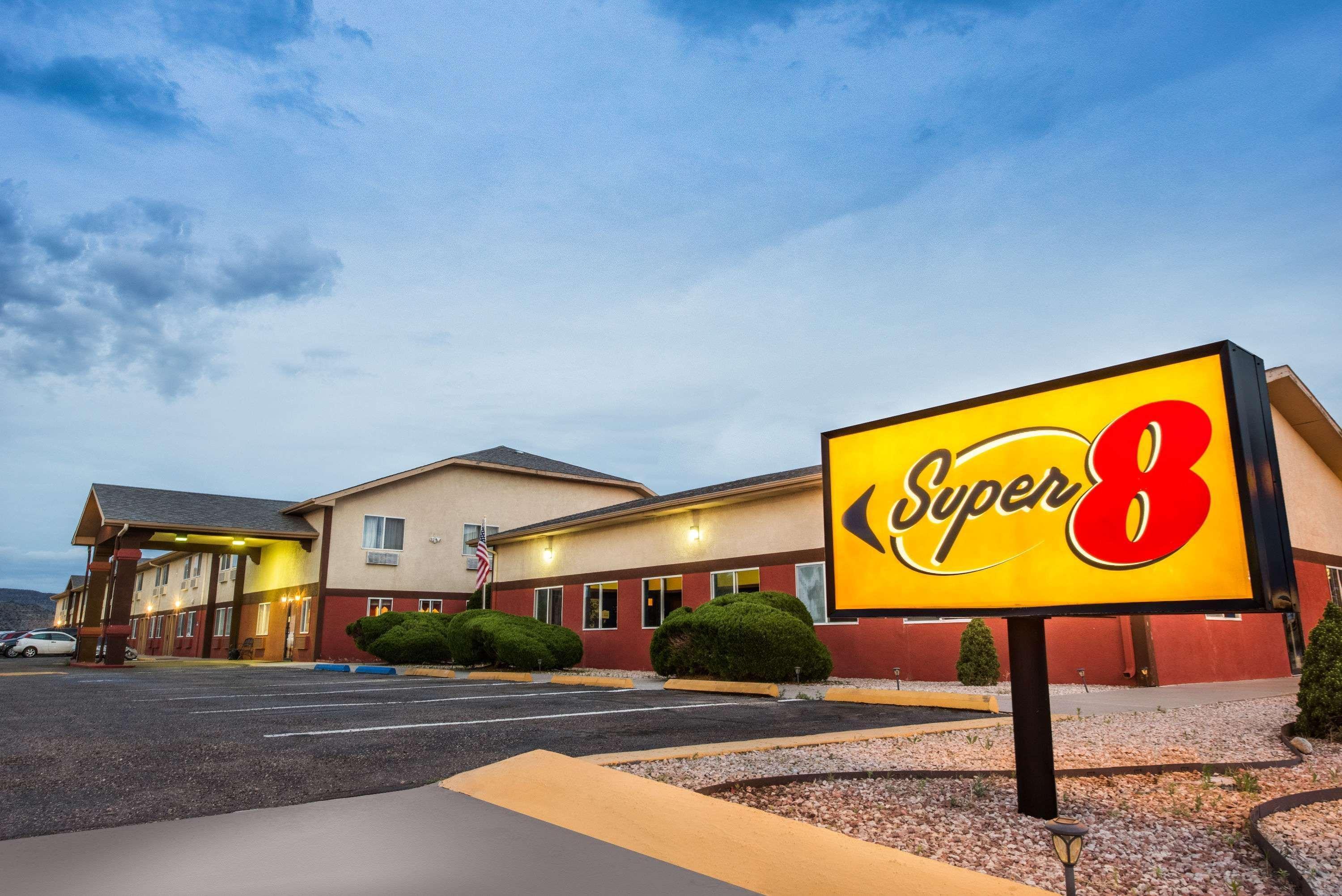 Super 8 By Wyndham Grants Hotel Buitenkant foto